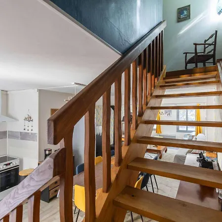 Maison Individuelle Avec Jardinet Et Salle De Jeux - - Fr-1-401-271