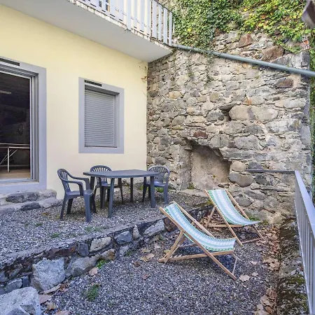 Maison Individuelle Avec Jardinet Et Salle De Jeux - - Fr-1-401-271